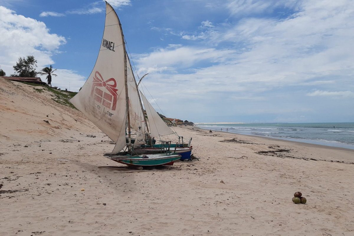 Canoa Quebrada, joia do município de Aracati, é um dos destinos mais fascinantes do litoral leste cearense. Antiga vila de pescadores, a região ganhou fama mundial na década de 1970, quando viajantes brasileiros e estrangeiros descobriram suas paisagens naturais exuberantes.  -  (crédito: Wikimedia Commons/Ridiculopathy)