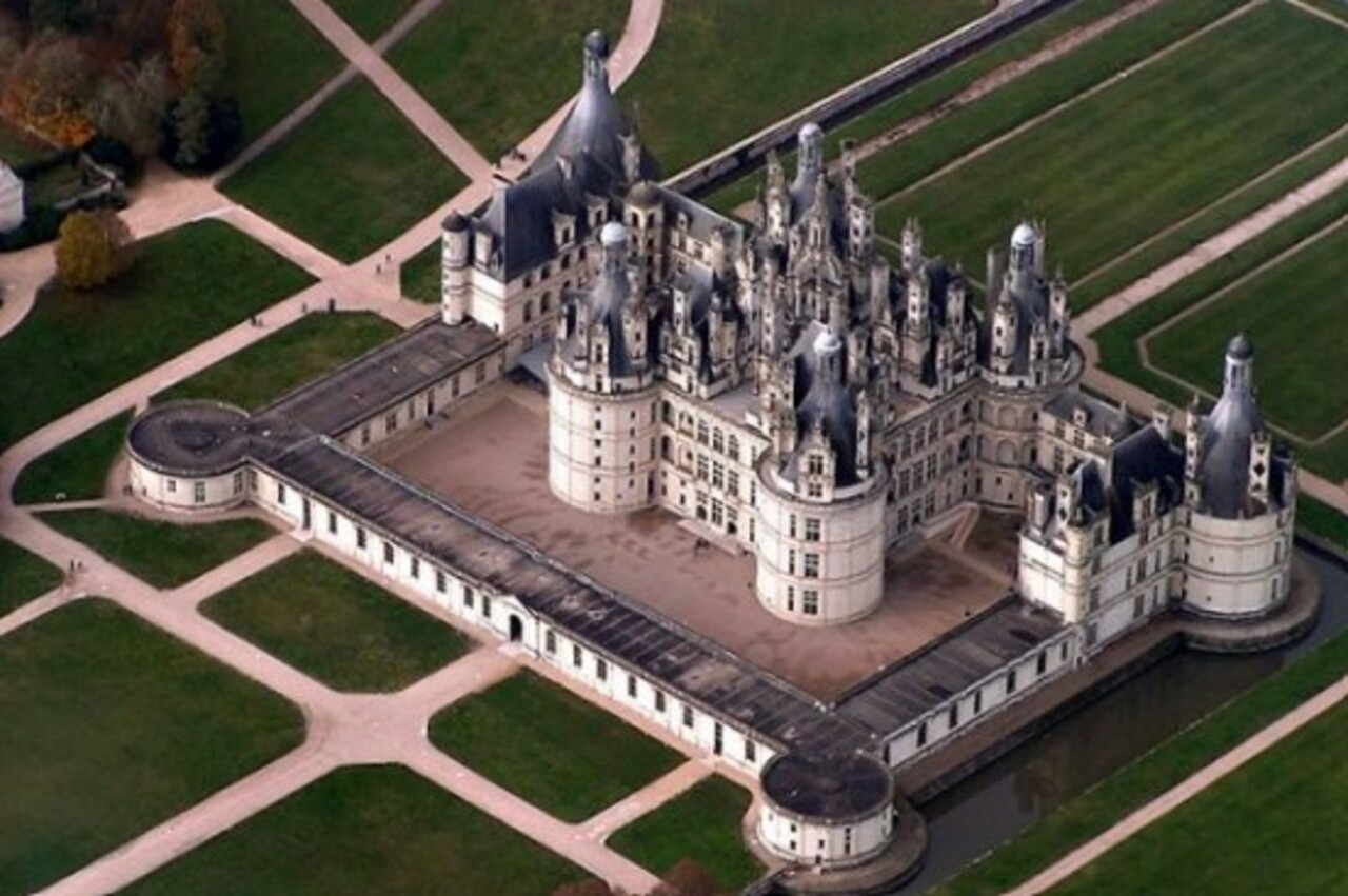 Castelo de Chambord (Vale do Loire, França) - Erguido de 1519 a 1547, projetado por Domenico da Cortona, mistura gótico com elementos renascentistas, famoso por sua impressionante fachada e pelas torres ornamentadas que compõem o telhado.