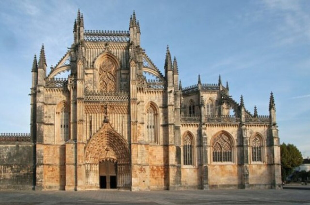 Mosteiro da Batalha (Batalha, Portugal) - Construído entre 1386 e 1517 por iniciativa de D. João I, tem autoria de Afonso Domingues. Apresenta uma arquitetura rica com janelas ornamentadas, simbolizando a vitória portuguesa na Batalha de Aljubarrota