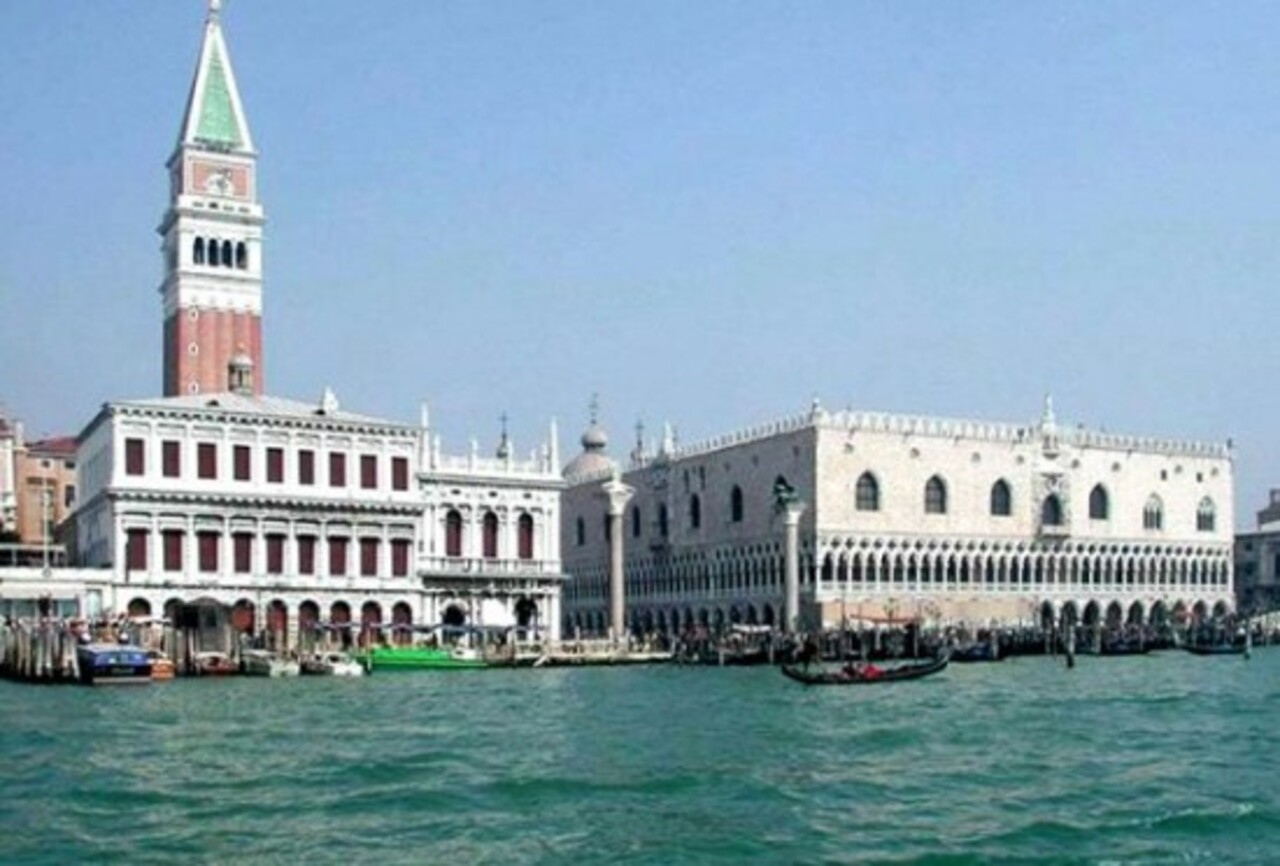 Palácio dos Doges (Veneza, Itália) - Finalizado no século XIV, foi construído por diversos arquitetos e destaca-se por sua fachada de mármore e arcos pontiagudos, representando o gótico veneziano e sendo o centro do poder da República de Veneza.