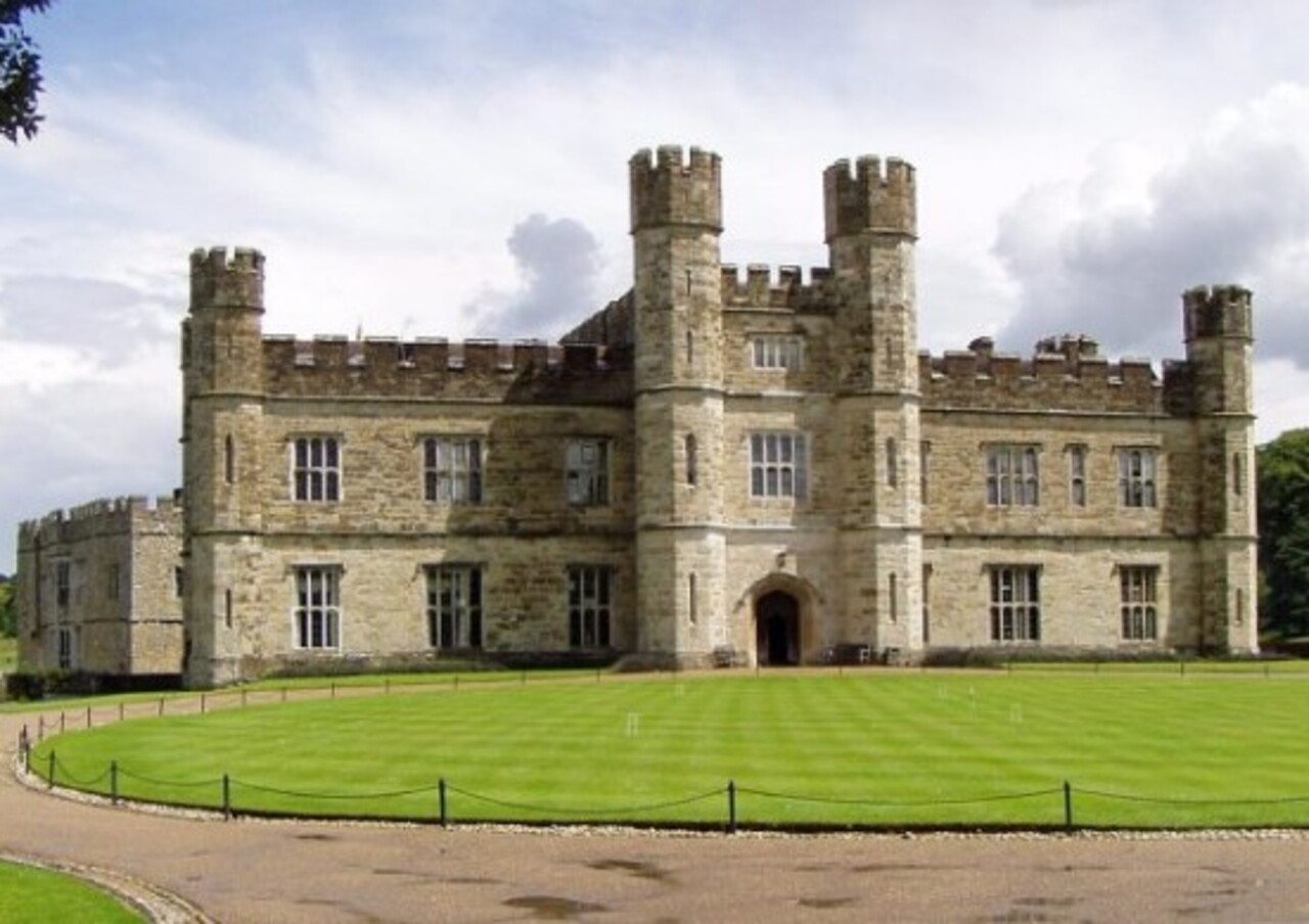 Castelo de Leeds (Kent, Inglaterra) - Construído em 1119 e reformado no século XIII, este castelo medieval é rodeado por um lago, com torres e paredes de pedra que mostram a arquitetura defensiva da época.