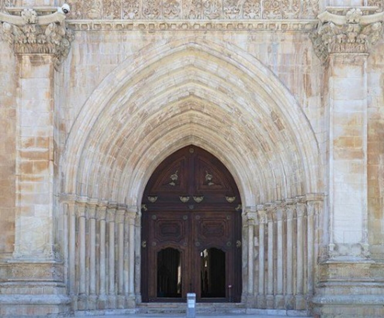 Mosteiro de Alcobaça (Alcobaça, Portugal)
Construído entre 1178 e 1252,, é um dos mais antigos mosteiros de Portugal e possui um grande conjunto de arcos e colunas que impressionam pela simplicidade e harmonia