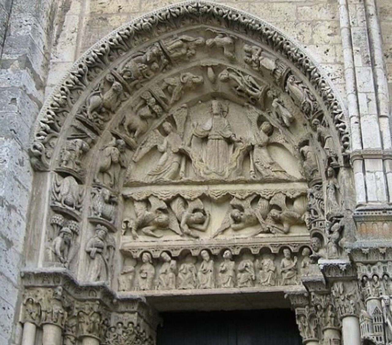 Arcos ogivais (arcos pontiagudos) - Em vez de arcos redondos, comuns no estilo românico anterior, o estilo gótico usa arcos pontiagudos que conferem uma sensação de altura e leveza.