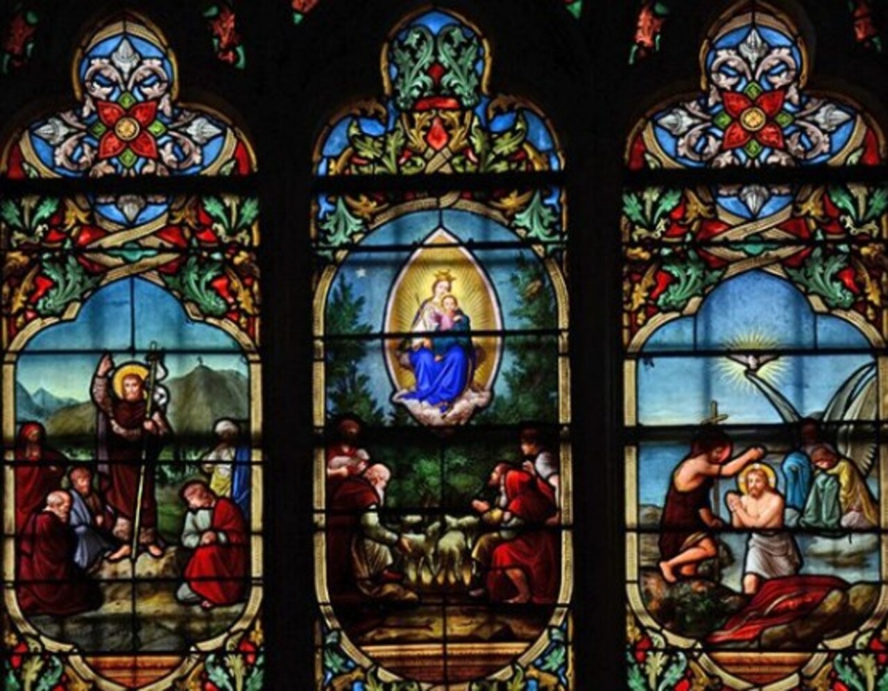 Vitrais - Grandes janelas de vitrais com histórias bíblicas ou figuras de santos são comuns. Estes vitrais não só têm uma função decorativa, como também permitem a entrada de luz colorida, criando um ambiente espiritual.