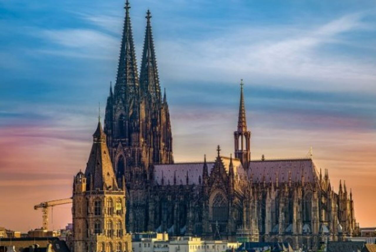 Torres e pináculos - Existem construções que são marcadas pela verticalidade e pela presença de torres e pináculos que apontam para o céu, simbolizando a elevação espiritual.
