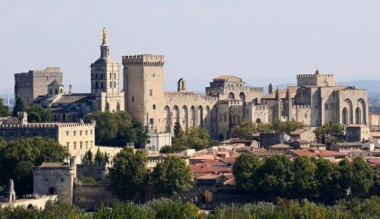 Palácio dos Papas (Avignon, França) - Construído entre 1335 e 1370, com arquitetos como Pierre Poisson, é uma fortaleza imponente que serviu de residência para os papas no século XIV. O palácio se destaca pelos altos muros e torres defensivas.