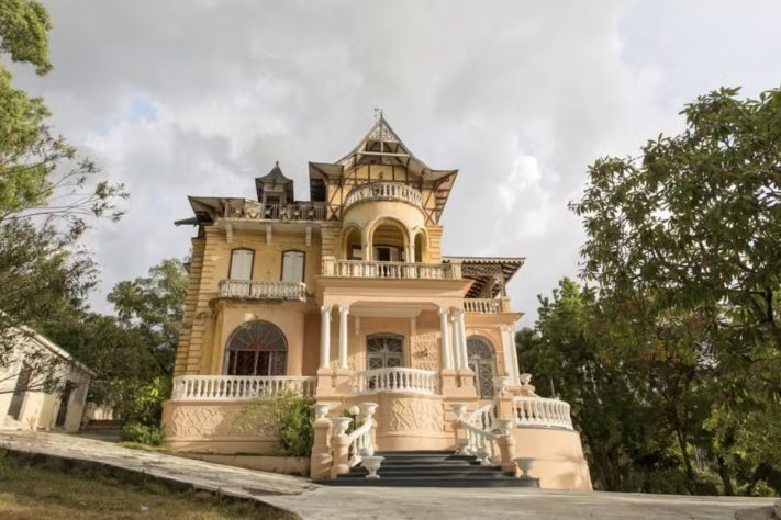 As casas gingerbread em Porto Príncipe, no Haiti, são centenárias e trazem soluções adaptadas ao clima tropical – Lea-Kim/Wikimedia Commons