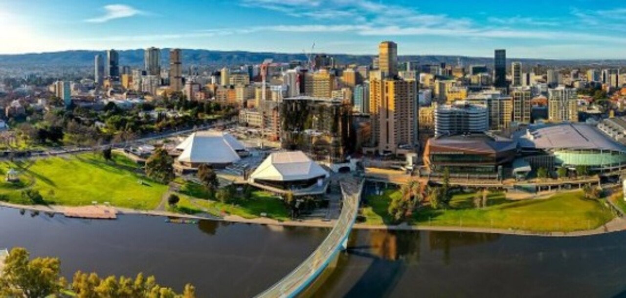 Capital do estado da Austrália do Sul, Adelaide é conhecida por seus festivais vibrantes, vinícolas renomadas e um planejamento urbano organizado. A cidade oferece uma mistura de atrações culturais, como museus e galerias, com belezas naturais, incluindo praias, parques e as colinas de Adelaide Hills. É também um importante polo gastronômico e artístico na Austrália.

