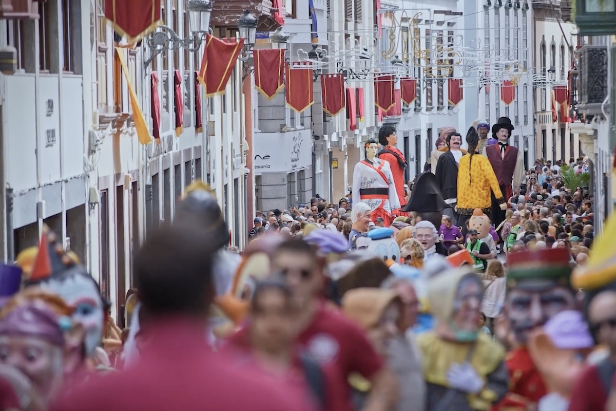 A ilha ainda preserva tradições culturais que refletem influências espanholas, africanas e latino-americanas. Festividades religiosas e populares atraem milhares de visitantes, especialmente a celebração da Bajada de la Virgen de las Nieves, realizada a cada cinco anos. 