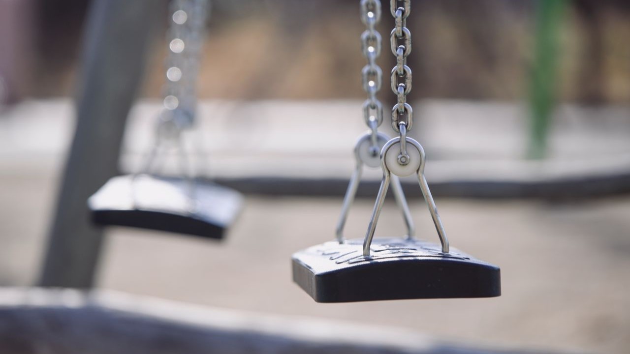 O balanço é um dos brinquedos mais antigos e queridos da história da infância. Presente em praças, parques e quintais ao redor do mundo, ele atravessa gerações sem perder o encanto. Há algo de quase universal naquela sensação de subir e descer, com o vento no rosto e a impressão momentânea de leveza. Uma experiência simples que poucas outras brincadeiras conseguem oferecer.
 -  (crédito: Pexels / Suki Lee )
