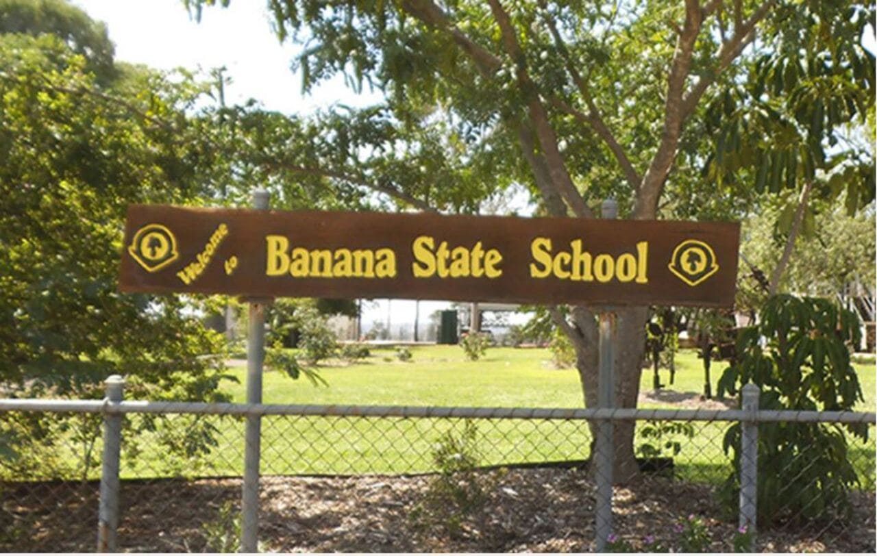 Banana, em Queensland, na Austrália, não foi batizada pela fruta, mas curiosamente por um boi chamado “Banana” famoso na região durante o século 19. Apesar disso, o nome inusitado atrai atenção e virou marca registrada da cidade. Muitos associam à fruta. Atualmente, Banana é um centro agrícola importante, com produção consistente de gado e grãos.