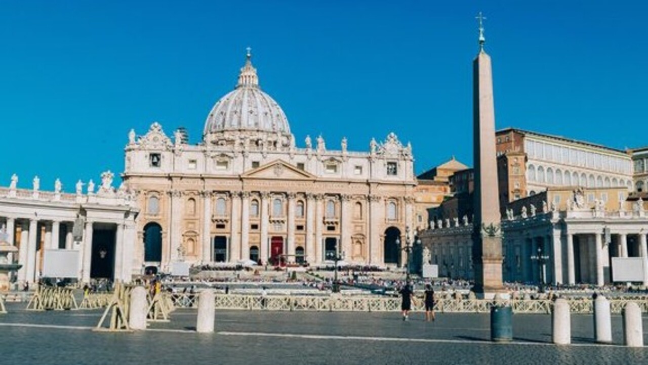 O espaço, cercado pela grandiosa Basílica de São Pedro, tornou-se um símbolo da fé católica e costuma aparecer em imagens associadas ao Corpus Christi, especialmente em registros das cerimônias conduzidas pelo papa.