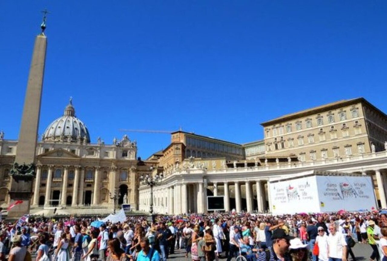 Tradicionalmente, o pontífice participa de missas e momentos de oração relacionados à data, reforçando a importância da Eucaristia para a doutrina católica. A Praça de São Pedro, um dos locais mais conhecidos do Vaticano, frequentemente serve de cenário para celebrações que reúnem milhares de pessoas. 