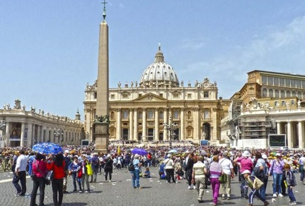 O Vaticano ocupa um papel especial durante a celebração. Como sede da Igreja Católica e residência oficial do papa, o pequeno Estado recebe cerimônias que costumam atrair a atenção de católicos de diversos países.