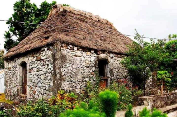 A casa Vahay ni Dakay Ivatan é uma das estruturas mais antigas das ilhas Batanes. A casa é feita de calcário e coral, com cobertura de capim-colonião.- Batanes, província na região Vale de Cagaiã, nas Filipinas - anne_jimenez/Wikimédia Commons