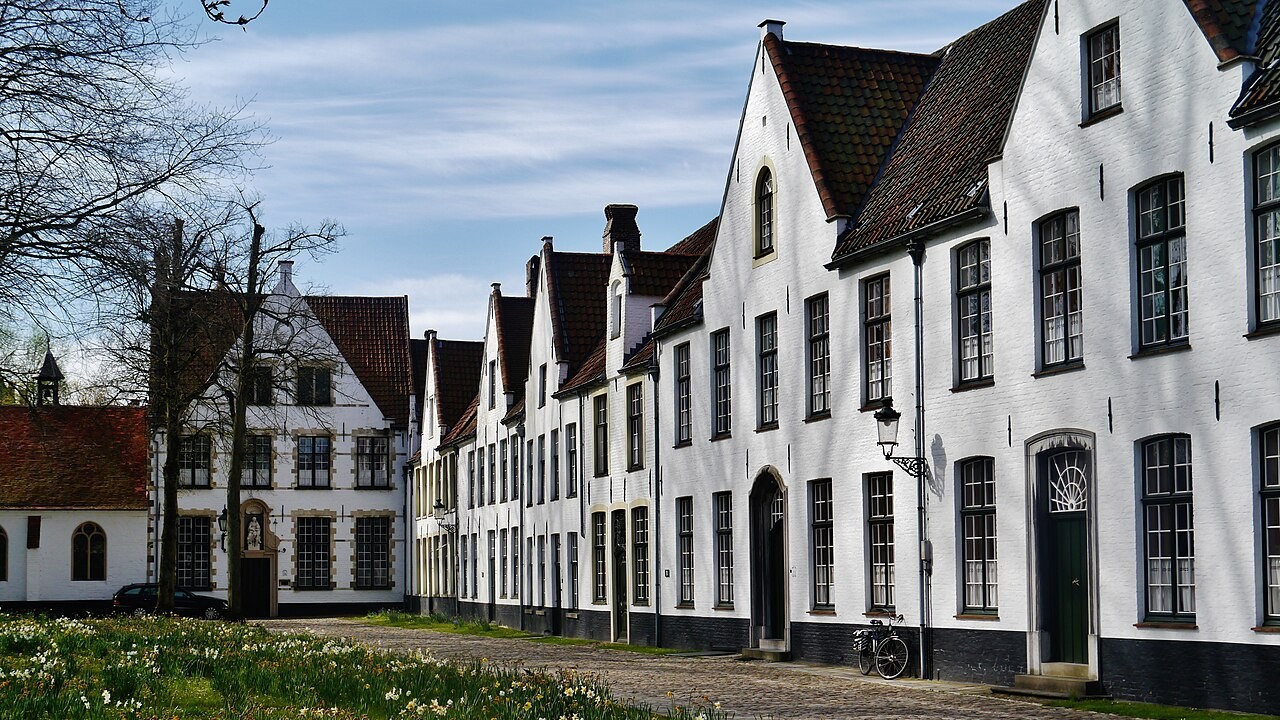 Já o Begijnhof de Bruges é um oásis de paz no meio da cidade. Fundado no século 13, era originalmente um convento para beguinas, mulheres religiosas que viviam em comunidade sem fazer votos definitivos. Atualmente, abriga freiras beneditinas e um pequeno museu sobre a vida das beguinas, com casinhas brancas e um belo jardim.
