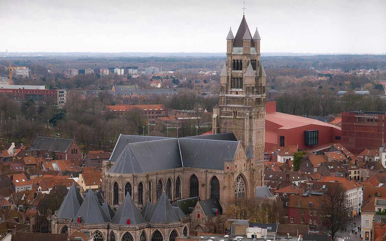 Um outro marco da cidade é o Belfort de Bruges, uma torre medieval de 83 metros de altura. Construído no século 13, abriga um carrilhão com 47 sinos e oferece uma vista panorâmica da cidade para quem quiser subir 366 degraus. Historicamente, a torre já serviu como tesouraria e arquivo da cidade, além de ser um símbolo do poder comercial medieval.
