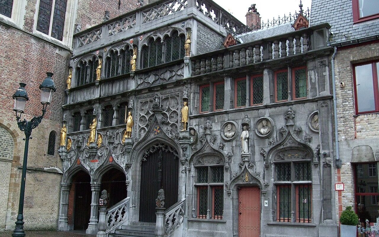 A Basílica do Sangue Sagrado é uma das igrejas mais importantes de Bruges, famosa por guardar uma relíquia que, segundo a tradição, contém o sangue de Cristo. Situada na Praça Burg, tem duas partes distintas: uma capela inferior românica simples e uma capela superior gótica ricamente decorada. Anualmente, acontece a Procissão do Sangue Sagrado, celebração que atrai milhares de pessoas.
