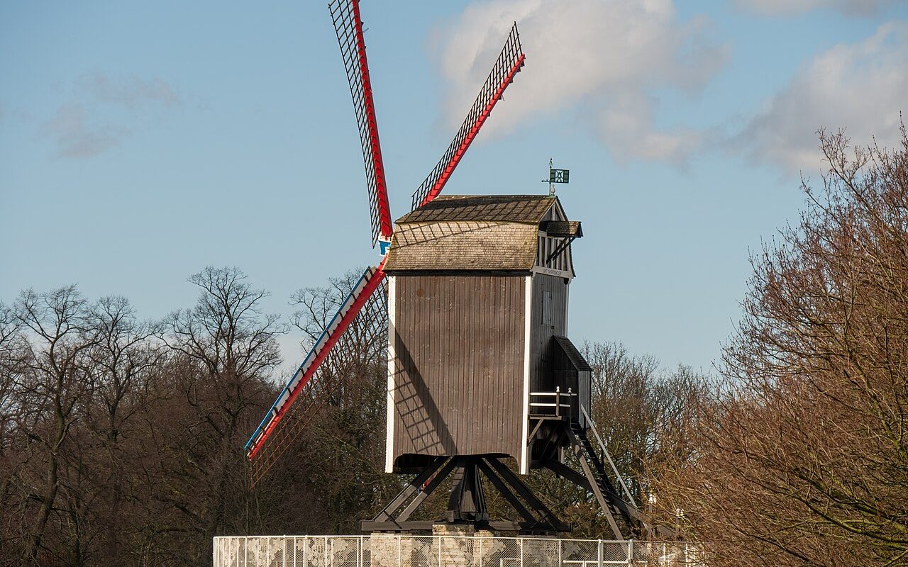 O Sint-Janshuismolen é um dos últimos moinhos de vento históricos ainda em funcionamento em Bruges, e foi construído em 1770. Diferente de muitos moinhos apenas decorativos, este ainda mói grãos e pode ser visitado por dentro. Já o Choco-Story, museu dedicado ao famoso chocolate belga, mostra a origem do cacau e oferece degustações e demonstrações ao vivo de mestres chocolatiers.
