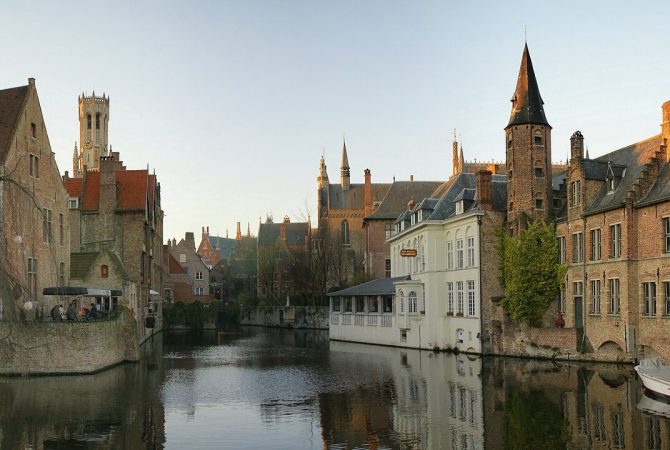 Belos canais fazem de Bruges a charmosa “Veneza do Norte”; conheça a cidade belga medieval