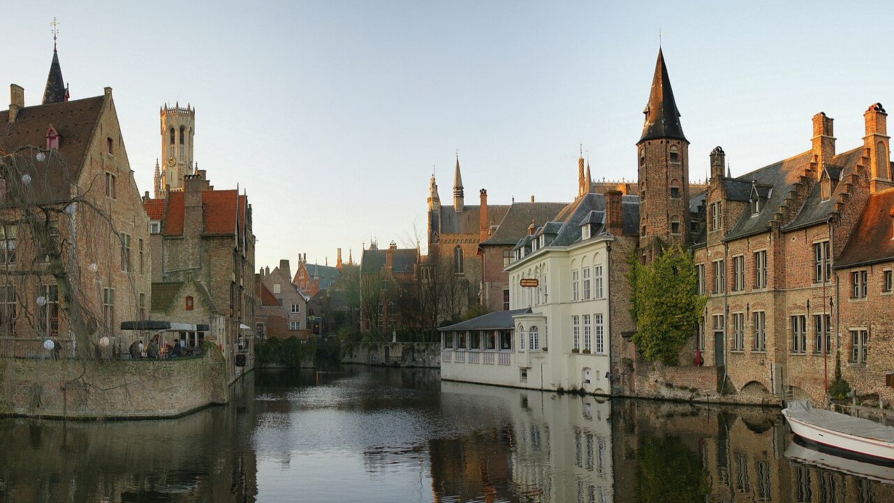 Bruges, na Bélgica, é uma das cidades mais fascinantes do mundo. É conhecida pela arquitetura medieval, por uma rede de belos canais e por combinar em um lugar só história, cultura e gastronomia. Localizada na região de Flandres, seu centro histórico é Patrimônio Mundial da UNESCO e o coração da cidade, a Markt, é uma praça cercada por edifícios históricos e restaurantes, com a estátua de Jan Breydel e Pieter de Coninck no centro.
 -  (crédito: Wikimedia Commons / Hans Hillewaert)
