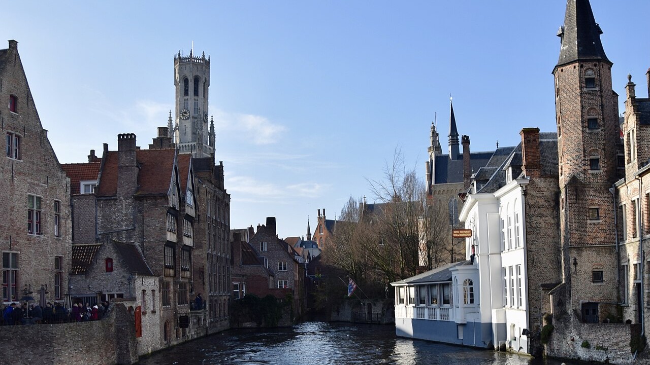 A Praça Burg é um dos pontos mais emblemáticos de Bruges, cercada por edifícios históricos magníficos, como a Prefeitura (Stadhuis), um dos prédios góticos mais antigos da Bélgica. Já a Igreja de Nossa Senhora se destaca por sua torre de 115 metros, a mais alta da cidade, e abriga a escultura 