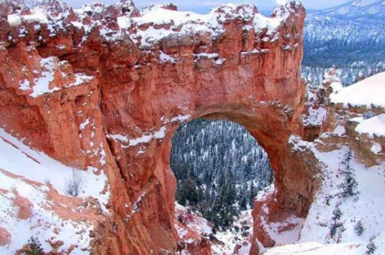 A altitude elevada expõe Bryce a invernos rigorosos e verões quentes. A água infiltra nas fendas e congela, expandindo e quebrando a rocha. Esse processo repetido enfraquece as estruturas e ajuda a esculpir os hoodoos em formas cada vez mais complexas.