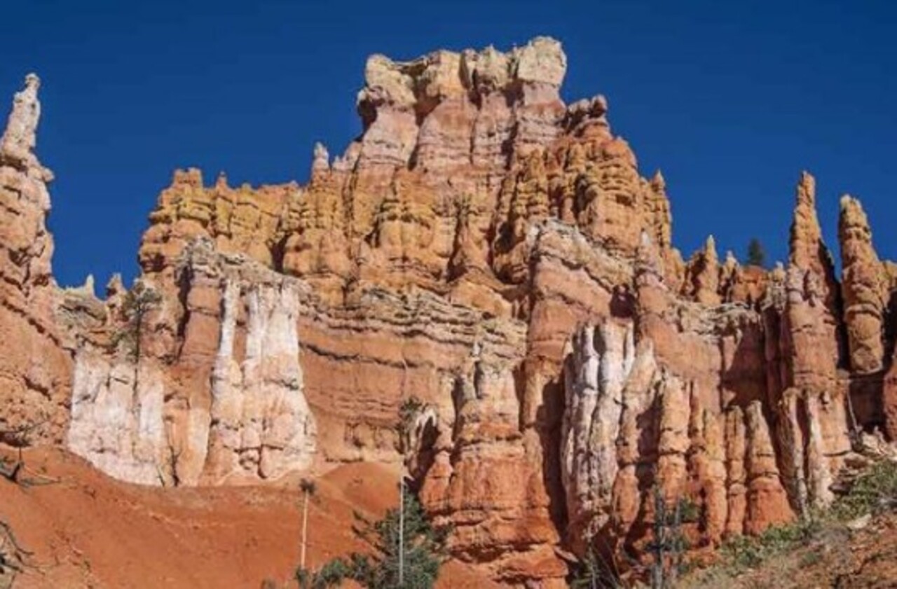 Cada hoodoo geralmente possui uma rocha mais dura no topo, chamada caprock. Essa “capa” protege a base mais macia contra a erosão contínua. É por isso que muitos hoodoos parecem colunas com chapéus delicados equilibrados no alto.