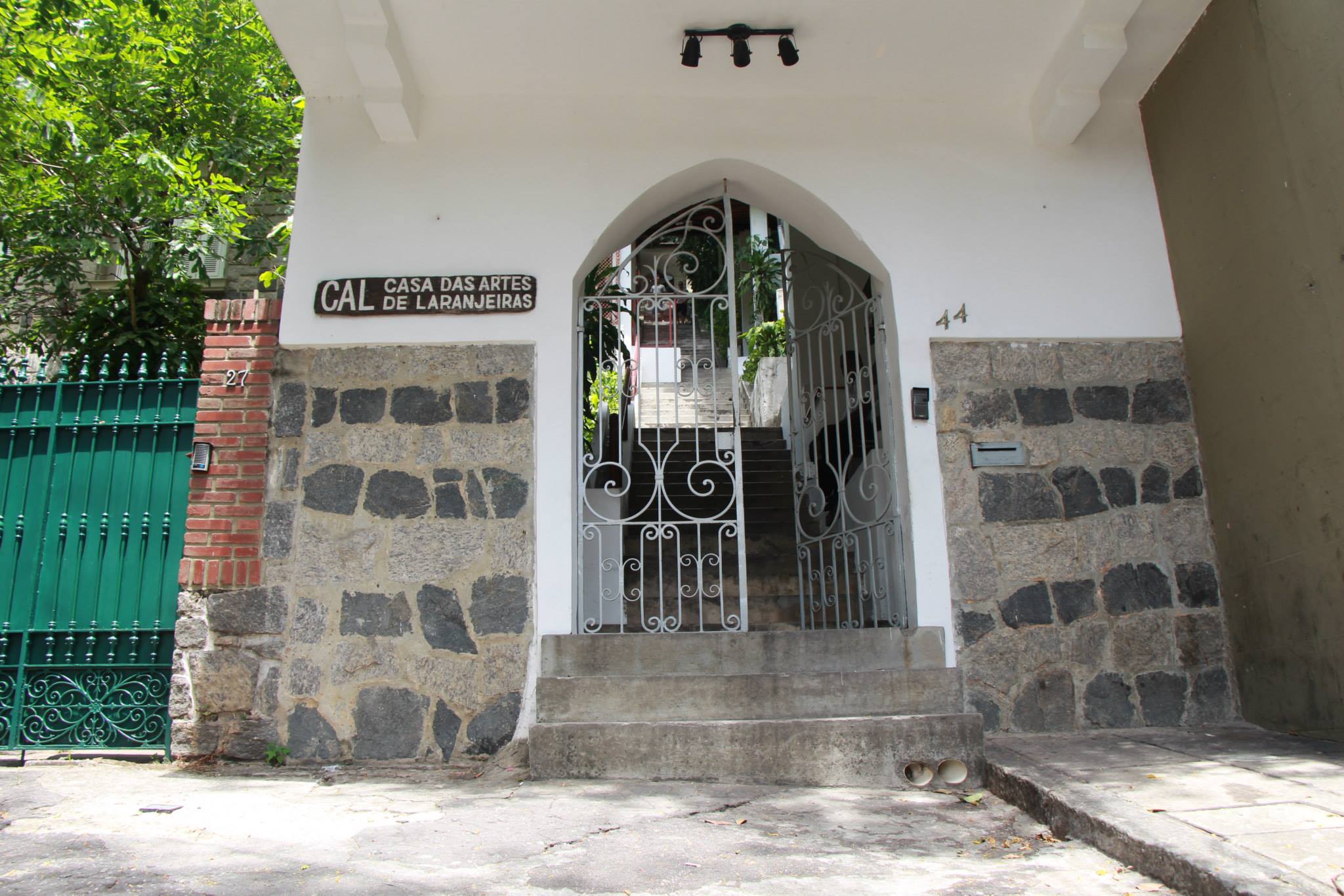 Sua formação artística aconteceu na Casa das Artes de Laranjeiras, conhecida como CAL, uma das mais tradicionais escolas de teatro do país. Foi nesse ambiente que ele aprimorou técnicas de interpretação e começou a construir o estilo que o tornaria conhecido nacionalmente.