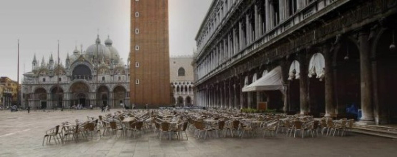 Cafés como o Caffè Florian e o Gran Caffè Quadri são ícones culturais da praça, frequentados por artistas, intelectuais e nobres ao longo dos séculos. Esses espaços preservam a atmosfera elegante e oferecem música ao vivo, criando uma experiência única. Sentar-se em suas mesas é vivenciar a tradição social veneziana.