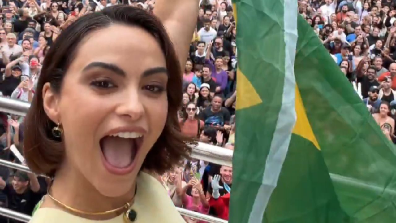Falando em marketing, a campanha de divulgação do filme foi intensa. Inclusive, Camila Mendes e Nicholas Galitzine, o ator que interpreta He-Man no filme, vieram ao Brasil para a pré-estreia do longa. Durante a passagem pelo país, Camila, que é filha de pais brasileiros, apareceu ao lado do colega de elenco em cima de um trio elétrico em São Paulo ao som da música “He-Man”, do “Trem da Alegria”. Além disso, concedeu diversas entrevistas aos meios de comunicação sobre o quanto queria trabalhar em