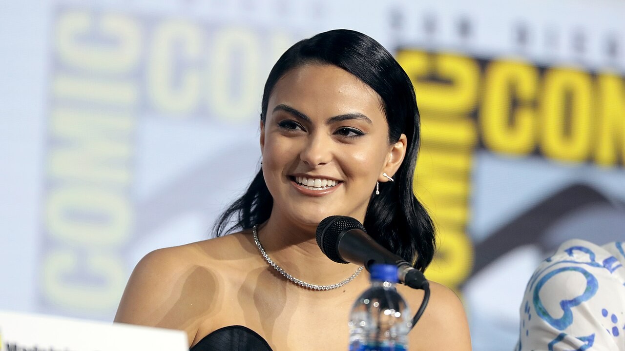 Conheça mais sobre a trajetória de Camila Carraro Mendes. Nascida em 29 de junho de 1994, em Charlottesville, Virgínia, nos Estados Unidos, ela é uma atriz filha de pais brasileiros que ficou conhecida após interpretar Veronica Lodge na série de drama adolescente “Riverdale”.
