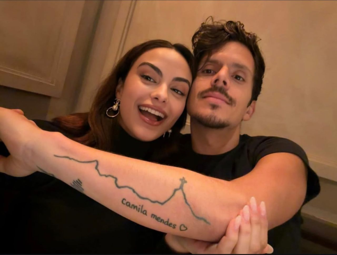 Aliás, durante uma participação no programa norte-americano “Today” para divulgar o filme, Camila Mendes contou que ainda não tem data marcada para seu casamento com Rudy Mancuso, embora o casal já tenha escolhido o local da cerimônia. A atriz revelou que ela e o noivo estão conduzindo os preparativos sem pressa. Camila e Rudy, que também é filho de mãe brasileira, anunciaram o noivado em outubro de 2025. O pedido aconteceu durante uma festa surpresa organizada na presença de familiares e amigos