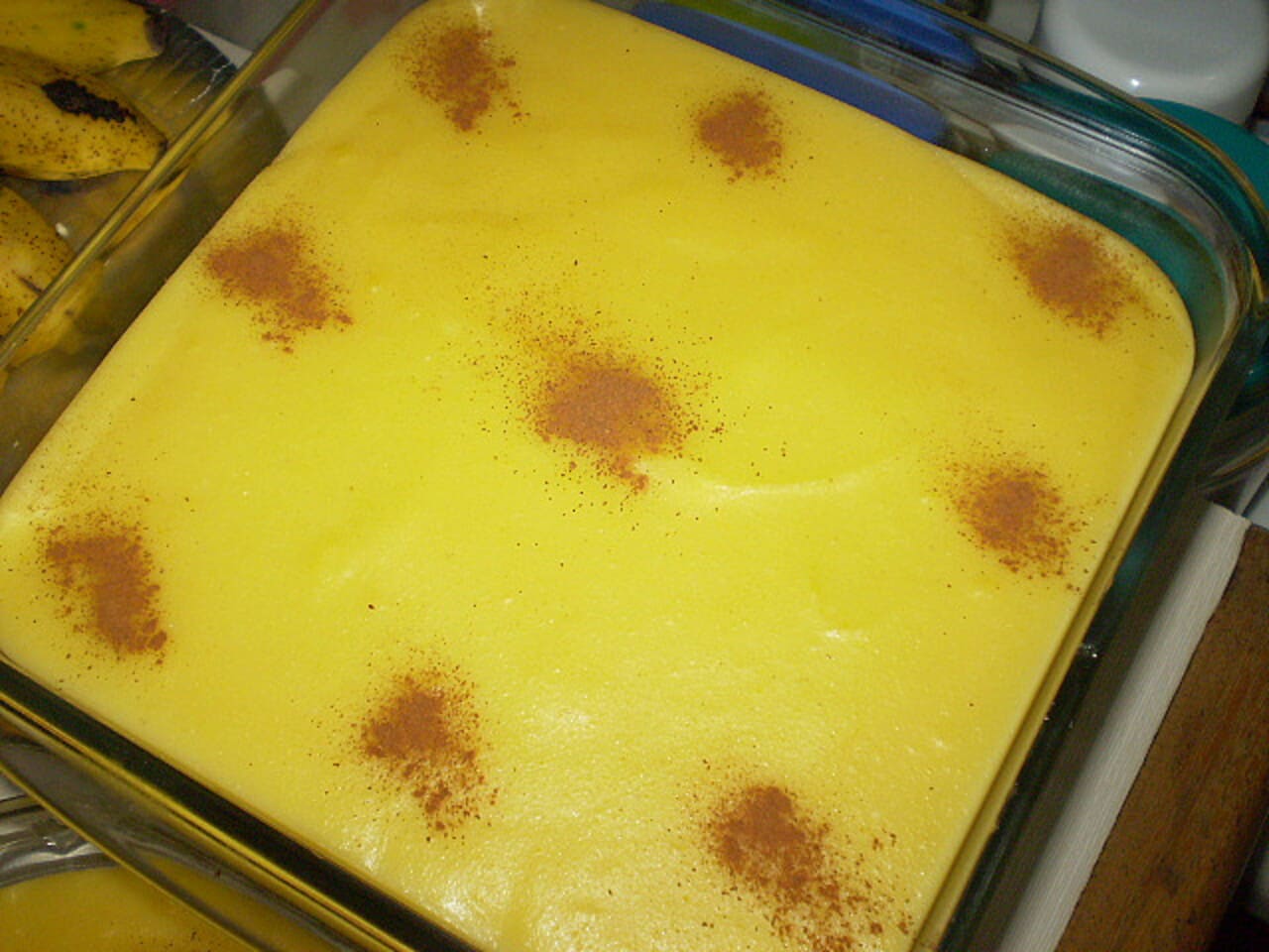 O curau é feito com milho ralado, leite e açúcar, servido cremoso e polvilhado com canela, destacando o protagonismo do milho nas festas juninas. Nas quermesses, é um dos doces mais procurados por quem aprecia sabores intensos e consistência firme. Sua presença, portanto,  reforça a ligação das celebrações com a colheita e a tradição rural.