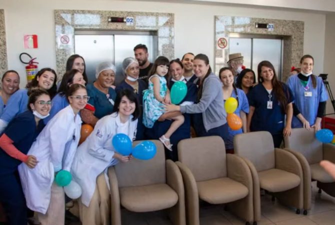 Menina de 7 anos deixa hospital pela primeira vez após viver internada desde o nascimento