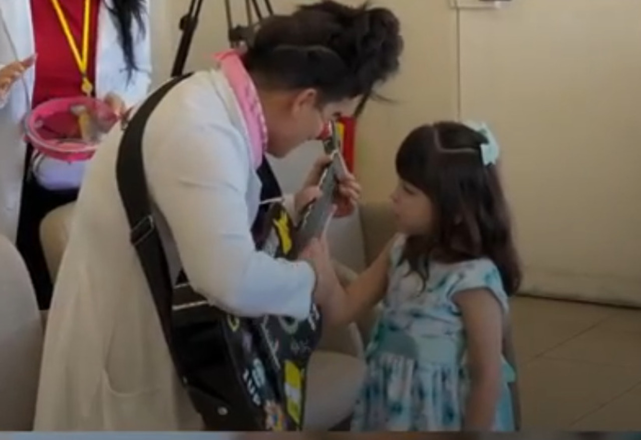 Para Maria Clara e seus familiares, deixar o hospital representa a oportunidade de descobrir um mundo até então conhecido apenas por relatos, imagens e visitas controladas. Experiências simples, como passear ao ar livre ou viver a rotina de uma casa, passam a ganhar um significado especial.
