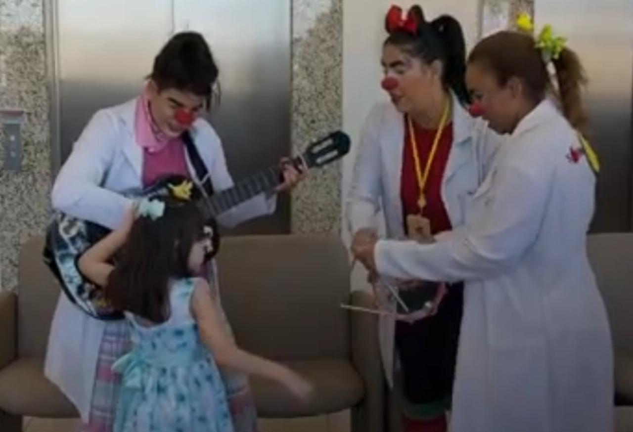 A alta hospitalar foi cercada de emoção e homenagens. Funcionários se reuniram para celebrar a conquista, registrando o momento em fotos e vídeos divulgados pelo hospital. A despedida foi marcada por aplausos, sorrisos e lágrimas de alegria após anos de desafios. 