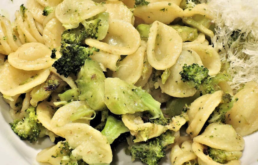 Orecchiette
Originária da região da Puglia, essa massa tem formato que lembra pequenas orelhas, característica que inspirou seu nome. Sua cavidade ajuda a reter molhos e ingredientes, sendo muito utilizada em receitas com vegetais e carnes.