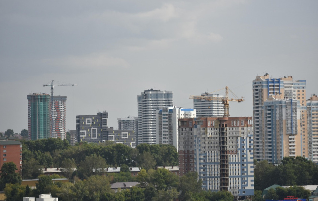 Novosibirsk é um dos maiores centros industriais da Sibéria, com destaque para metalurgia, energia e tecnologia. Sua economia é diversificada e conectada ao restante da Rússia pela Ferrovia Transiberiana. Essa força produtiva sustenta seu crescimento urbano.