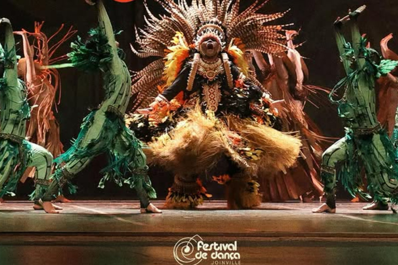 O evento promove diálogos entre culturas, permitindo que artistas e espectadores compartilhem experiências. Além disso, impulsiona o turismo em Joinville, atraindo visitantes do Brasil e do exterior. A cidade, assim, se transforma em destino cultural, movimentando a rede hoteleira, além de restaurantes e o comércio local. Esse impacto econômico, portanto, reforça a importância do evento para a comunidade.
