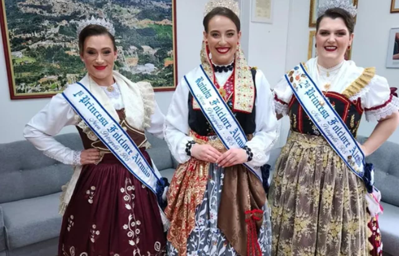 As apresentações musicais e de dança são o coração do festival, transmitindo energia e emoção ao público. Ritmos variados, desde o samba brasileiro até danças europeias, criam uma atmosfera de celebração multicultural. Além disso, há oficinas e interações com o público, permitindo que visitantes aprendam passos e ritmos diretamente com os artistas.