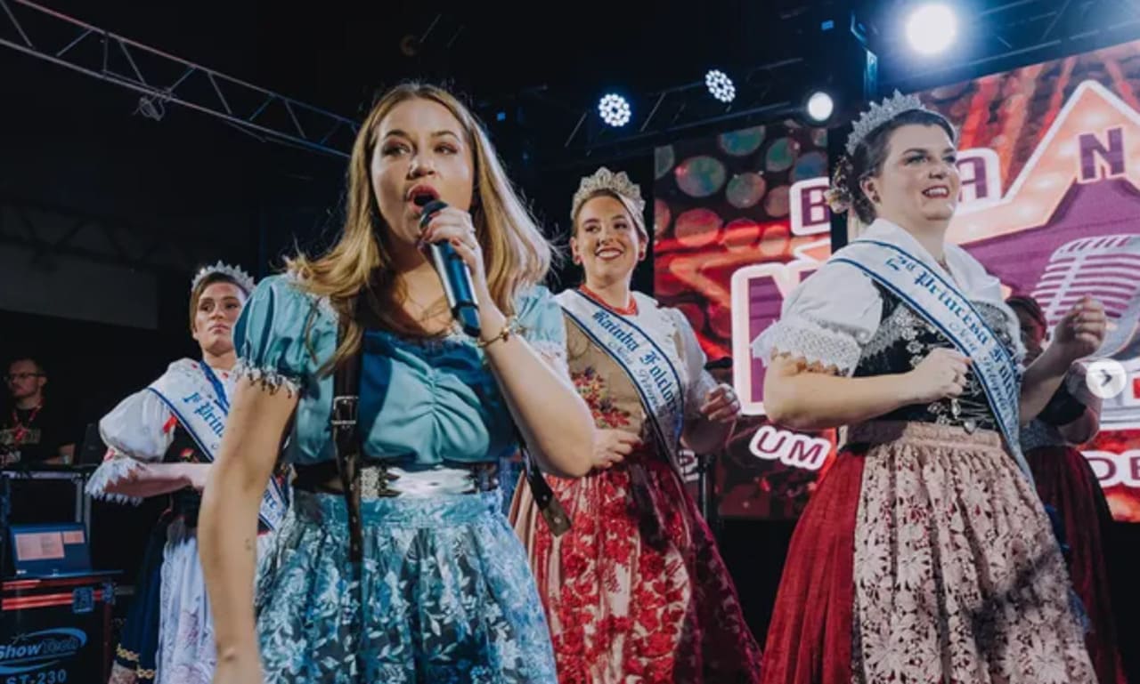 O artesanato é valorizado no evento, com exposições e feiras que destacam trabalhos manuais de diversas tradições. Cada peça carrega símbolos e histórias que refletem a identidade cultural de seu povo. Além das vendas, há demonstrações ao vivo de técnicas artesanais, fortalecendo o vínculo entre arte e memória coletiva.