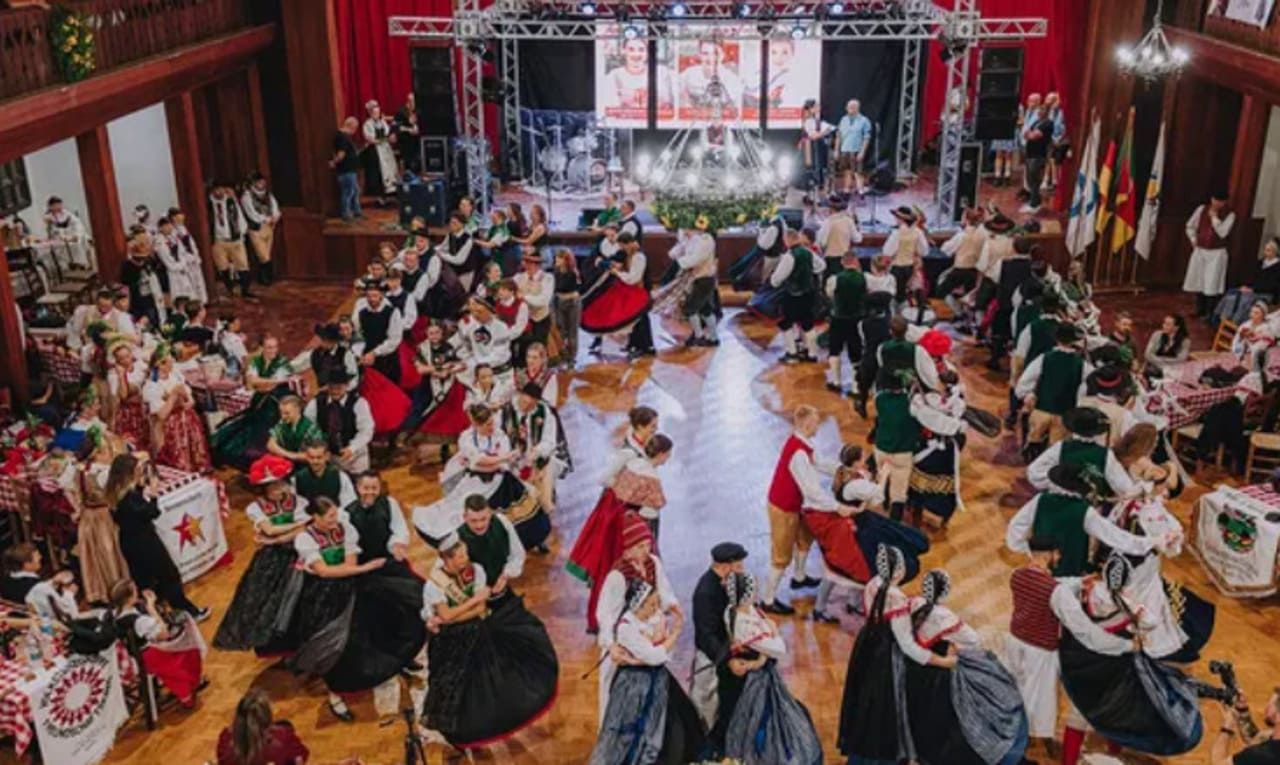 O festival reúne grupos folclóricos do Brasil e do exterior, oferecendo ao público uma verdadeira viagem cultural. Cada apresentação traz elementos únicos, como trajes típicos, músicas tradicionais e coreografias que revelam a identidade de cada povo. A diversidade é tão ampla que já estiveram presentes delegações de países da América do Norte, Europa, Ásia e África, tornando o evento um verdadeiro mosaico cultural que encanta e educa ao mesmo tempo.