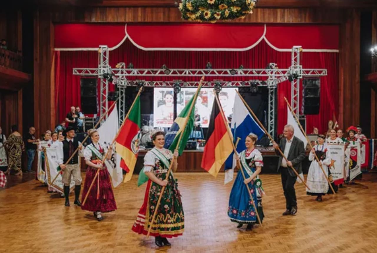 O encontro promove diálogos entre culturas, permitindo que artistas e espectadores compartilhem experiências. Além das apresentações, há rodas de conversa e workshops que ampliam o aprendizado e a convivência multicultural. O evento contribui para preservação de tradições folclóricas, e a programação inclui ações educativas voltadas para crianças e jovens, reforçando o papel do festival na transmissão cultural.