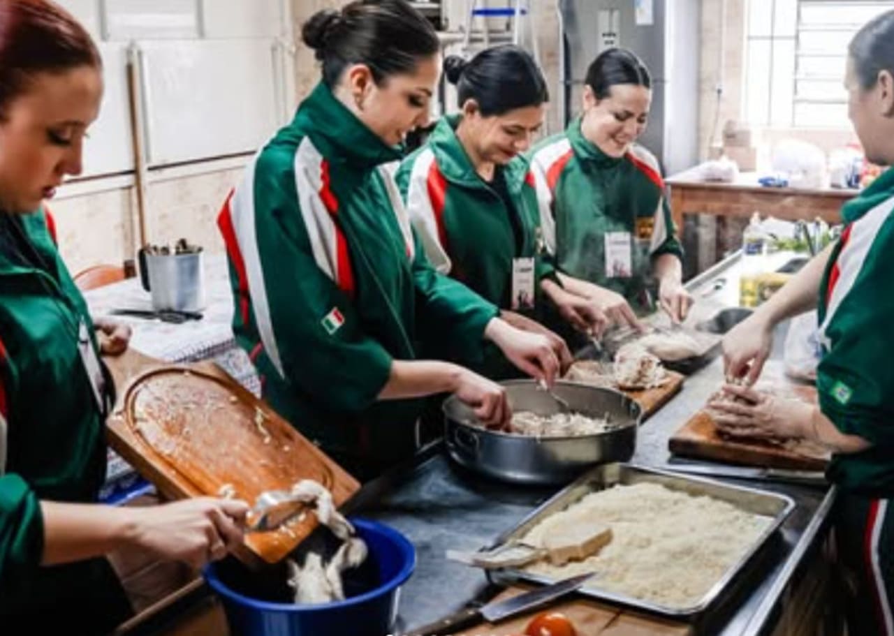 A culinária também marca presença no festival, com barracas que oferecem pratos típicos de diferentes países. Os visitantes podem saborear desde comidas regionais brasileiras até especialidades internacionais. A experiência gastronômica é enriquecida por degustações e apresentações culinárias que aproximam ainda mais os povos.