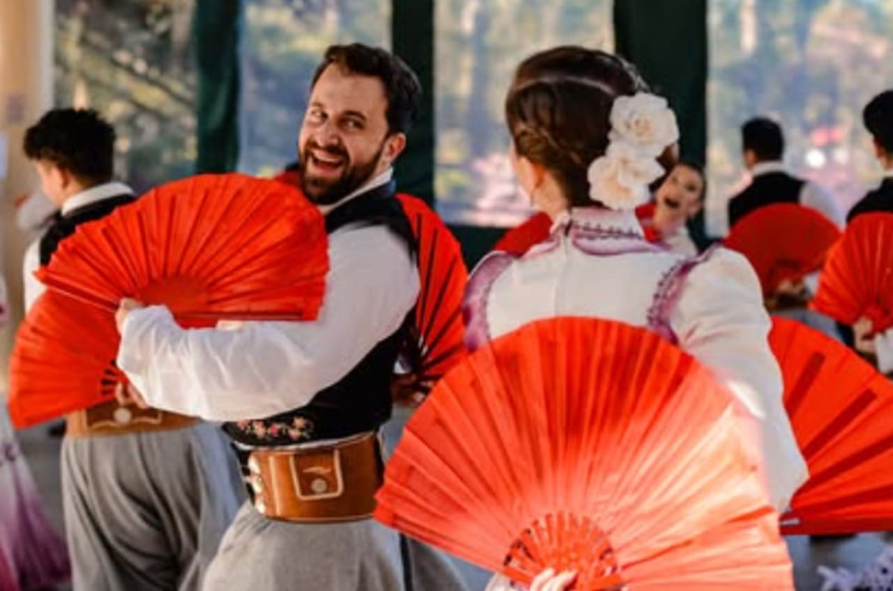 O festival conquistou reconhecimento internacional, sendo considerado um dos maiores encontros folclóricos da América Latina. Sua relevância atrai grupos renomados e fortalece a imagem de Nova Petrópolis como capital cultural. O prestígio é evidenciado por parcerias com instituições culturais estrangeiras e pela presença de delegações oficiais.