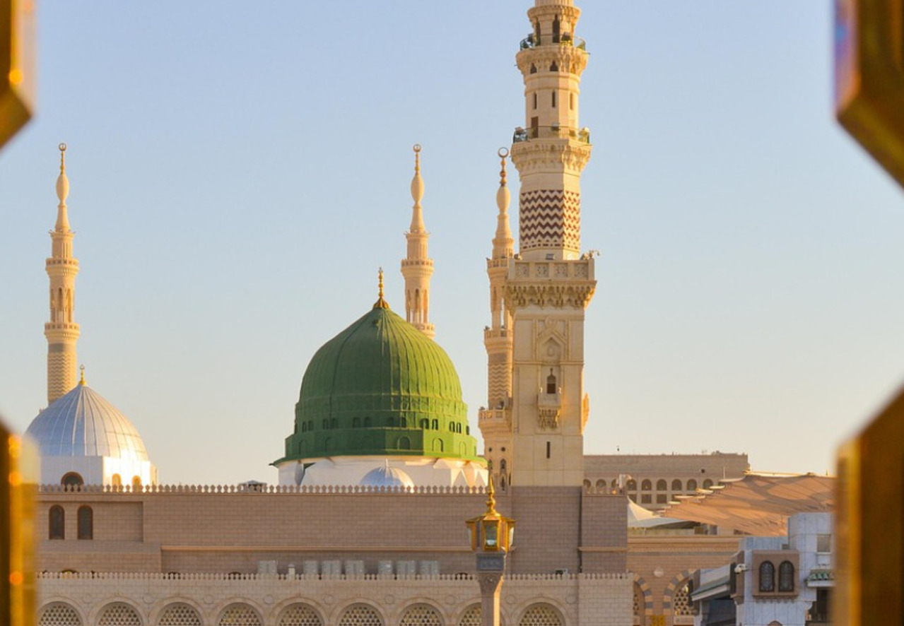 Reconhecida mundialmente por sua cúpula verde, que cobre o túmulo de Maomé, a Mesquita do Profeta tornou-se símbolo icônico do Islã. Sua imagem é associada à reverência e ao respeito pela memória do Profeta, sendo reproduzida em inúmeras representações culturais. O destaque visual da cúpula reforça a identidade espiritual de Medina e inspira devoção entre milhões de fiéis.
