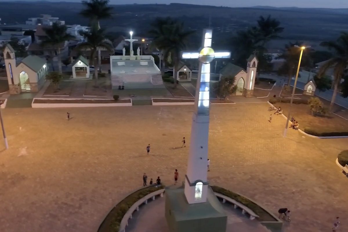 Uma intervenção desastrosa nas esculturas sacras do Monumento do Calvário de Jesus transformou o pacato cotidiano de Carmo do Cajuru, município do centro-oeste mineiro situado a cerca de 120 quilômetros da capital, em debate nacional. O conjunto de estátuas da Praça do Cruzeiro passou por uma tentativa de revitalização para reparar os desgastes provocados pela ação do tempo, mas o acabamento final chocou a população local — e boa parte da internet. Maquiagens artificiais e grosseiras com direito -  (crédito: Reprodução)