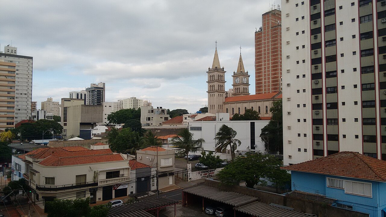 Piracicaba é famosa pelo rio que leva seu nome e pela tradição cultural ligada à música e à gastronomia. A cidade conta com universidades de destaque, hospitais de qualidade e espaços de lazer que fortalecem sua atratividade. Com ambiente acolhedor e economia sólida, Piracicaba é uma opção segura e agradável para viver no interior paulista.