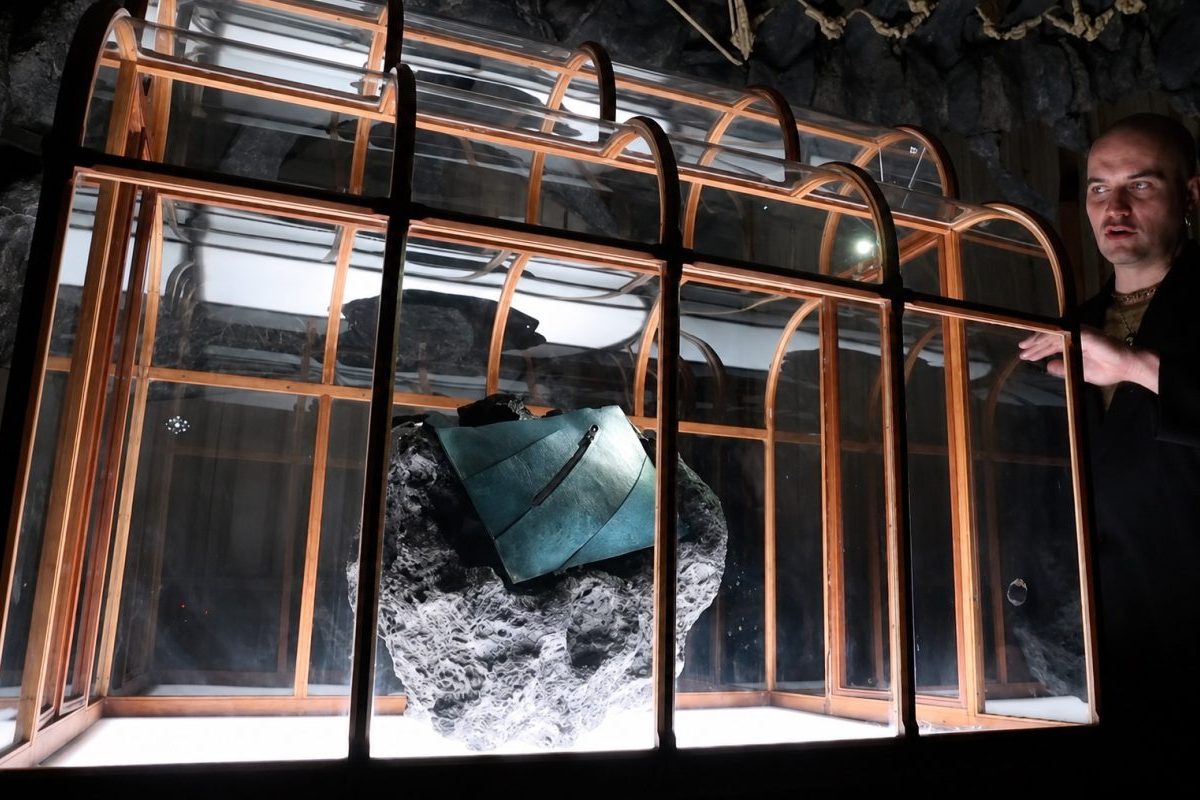 Por esse motivo, há consenso de que a bolsa não contém material autêntico de dinossauro, embora represente um experimento tecnológico inovador. Mesmo cercado de controvérsias, o projeto destaca os avanços da biotecnologia aplicada à produção de couro sintético e mostra como o fascínio pelos dinossauros continua forte décadas após a popularização de obras como 